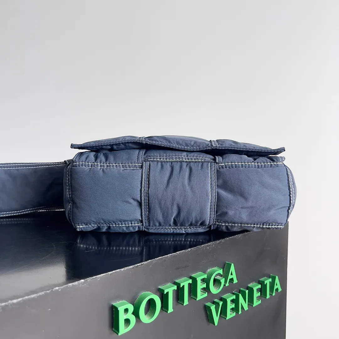 Batch 1400 BOTTEGA VENETA space down bag comes in small size🤩🤩Same size for men and women, super good-looking, air down is light and unique, nylon material makes the overall texture of the bag, really versatile and practical. Style number: 795675 (755182) Size: 23*14*7.5cm